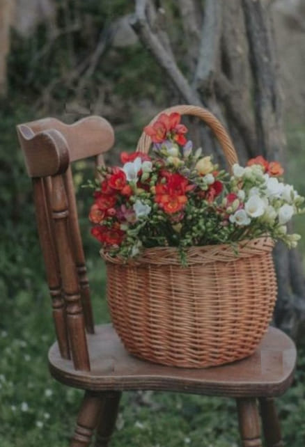 Coursier chargeant des fleurs
