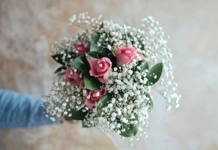 Fleuriste arrangeant un bouquet